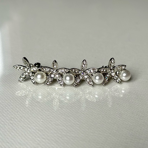 ❣️SOLD❣️ Floral Crystal & Pearl Hair Clip - Picture 2 of 3